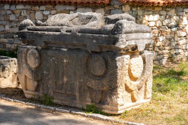 Afrodizyalıların Afrodit 'i (Afrodisias), yerel bir Anadolu, antik doğurganlık tanrıçasıyla aşk ve güzellik tanrıçası Helenik Afrodit' in özelliklerini birleştirmiştir. Geyre, Karacasu Aydın 