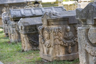 Afrodizyalıların Afrodit 'i (Afrodisias), yerel bir Anadolu, antik doğurganlık tanrıçasıyla aşk ve güzellik tanrıçası Helenik Afrodit' in özelliklerini birleştirmiştir. Geyre, Karacasu Aydın 