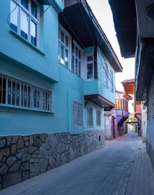 Türk ve Osmanlı mimari tarzında ahşap yapıya sahip geleneksel Kula evleri, Manisa, Trkiye. Manisa sokaklarında tarihi binalar ve evler.