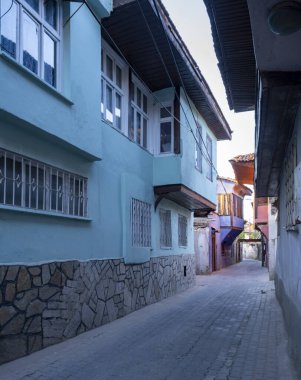 Türk ve Osmanlı mimari tarzında ahşap yapıya sahip geleneksel Kula evleri, Manisa, Trkiye. Manisa sokaklarında tarihi binalar ve evler.