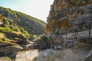 Tasyaran Vadisi Doğal Park Kanyonu 'nun (Tasyaran Vadisi, Kanyonu) kaya oluşumlarının panorama manzarası. Usak (Usak), Türkiye 'de kurulmuş