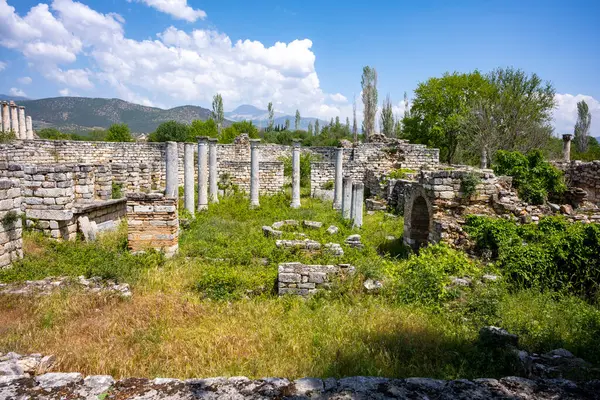Afrodizyalıların Afrodit 'i (Afrodisias), yerel bir Anadolu, antik doğurganlık tanrıçasıyla aşk ve güzellik tanrıçası Helenik Afrodit' in özelliklerini birleştirmiştir. Geyre, Karacasu Aydın 
