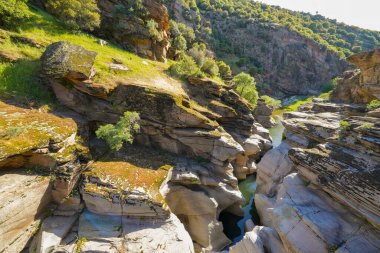 Tasyaran Vadisi Doğal Park Kanyonu 'nun (Tasyaran Vadisi, Kanyonu) kaya oluşumlarının panorama manzarası. Usak (Usak), Türkiye 'de kurulmuş