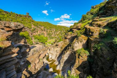 Tasyaran Vadisi Doğal Park Kanyonu 'nun (Tasyaran Vadisi, Kanyonu) kaya oluşumlarının panorama manzarası. Usak (Usak), Türkiye 'de kurulmuş