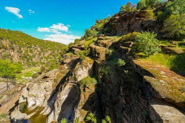 Tasyaran Vadisi Doğal Park Kanyonu 'nun (Tasyaran Vadisi, Kanyonu) kaya oluşumlarının panorama manzarası. Usak (Usak), Türkiye 'de kurulmuş