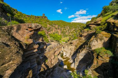 Tasyaran Vadisi Doğal Park Kanyonu 'nun (Tasyaran Vadisi, Kanyonu) kaya oluşumlarının panorama manzarası. Usak (Usak), Türkiye 'de kurulmuş