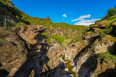 Tasyaran Vadisi Doğal Park Kanyonu 'nun (Tasyaran Vadisi, Kanyonu) kaya oluşumlarının panorama manzarası. Usak (Usak), Türkiye 'de kurulmuş