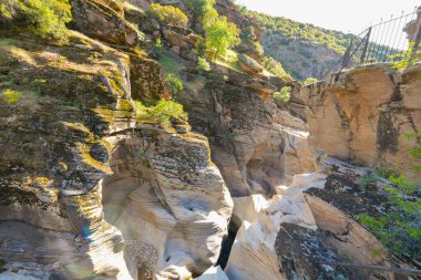 Tasyaran Vadisi Doğal Park Kanyonu 'nun (Tasyaran Vadisi, Kanyonu) kaya oluşumlarının panorama manzarası. Usak (Usak), Türkiye 'de kurulmuş