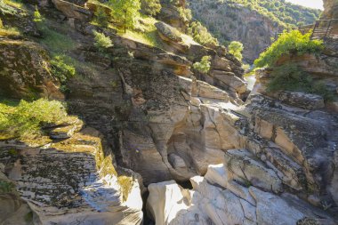 Tasyaran Vadisi Doğal Park Kanyonu 'nun (Tasyaran Vadisi, Kanyonu) kaya oluşumlarının panorama manzarası. Usak (Usak), Türkiye 'de kurulmuş