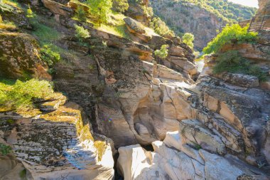 Tasyaran Vadisi Doğal Park Kanyonu 'nun (Tasyaran Vadisi, Kanyonu) kaya oluşumlarının panorama manzarası. Usak (Usak), Türkiye 'de kurulmuş