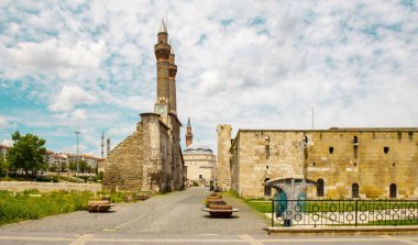 Cifte Minareli Medrese (Double Minaret Thelogical School). Yapı şehir merkezinde yer almaktadır. Yapı, Anadolu 'daki diğer ilahiyat okulları arasında en büyük portala sahip. Sivas .
