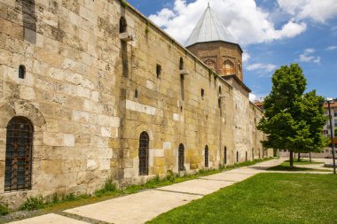 Cifte Minareli Medrese (Double Minaret Thelogical School). Yapı şehir merkezinde yer almaktadır. Yapı, Anadolu 'daki diğer ilahiyat okulları arasında en büyük portala sahip. Sivas .