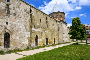 Cifte Minareli Medrese (Double Minaret Thelogical School). Yapı şehir merkezinde yer almaktadır. Yapı, Anadolu 'daki diğer ilahiyat okulları arasında en büyük portala sahip. Sivas .
