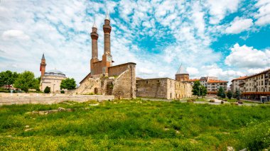 Cifte Minareli Medrese (Double Minaret Thelogical School). Yapı şehir merkezinde yer almaktadır. Yapı, Anadolu 'daki diğer ilahiyat okulları arasında en büyük portala sahip. Sivas .