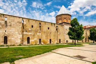 Cifte Minareli Medrese (Double Minaret Thelogical School). Yapı şehir merkezinde yer almaktadır. Yapı, Anadolu 'daki diğer ilahiyat okulları arasında en büyük portala sahip. Sivas .