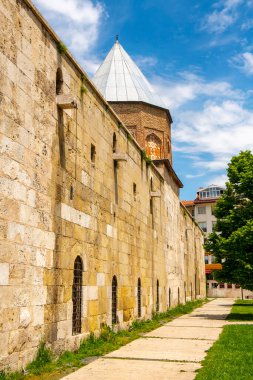 Cifte Minareli Medrese (Double Minaret Thelogical School). Yapı şehir merkezinde yer almaktadır. Yapı, Anadolu 'daki diğer ilahiyat okulları arasında en büyük portala sahip. Sivas .