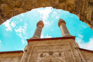 Cifte Minareli Medrese (Double Minaret Thelogical School). Yapı şehir merkezinde yer almaktadır. Yapı, Anadolu 'daki diğer ilahiyat okulları arasında en büyük portala sahip. Sivas .