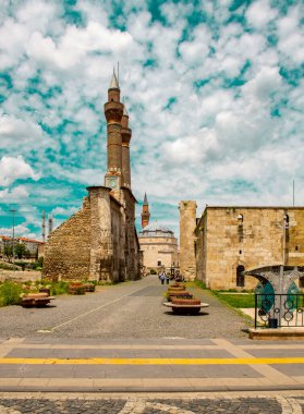 Cifte Minareli Medrese (Double Minaret Thelogical School). Yapı şehir merkezinde yer almaktadır. Yapı, Anadolu 'daki diğer ilahiyat okulları arasında en büyük portala sahip. Sivas .