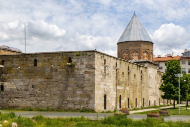 Cifte Minareli Medrese (Double Minaret Thelogical School). Yapı şehir merkezinde yer almaktadır. Yapı, Anadolu 'daki diğer ilahiyat okulları arasında en büyük portala sahip. Sivas .
