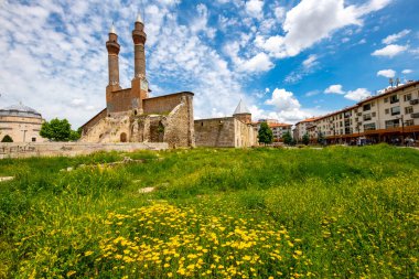 Cifte Minareli Medrese (Double Minaret Thelogical School). Yapı şehir merkezinde yer almaktadır. Yapı, Anadolu 'daki diğer ilahiyat okulları arasında en büyük portala sahip. Sivas .