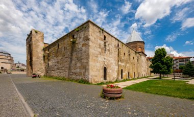 Cifte Minareli Medrese (Double Minaret Thelogical School). Yapı şehir merkezinde yer almaktadır. Yapı, Anadolu 'daki diğer ilahiyat okulları arasında en büyük portala sahip. Sivas .