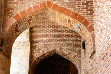 Cifte Minareli Medrese (Double Minaret Thelogical School). Yapı şehir merkezinde yer almaktadır. Yapı, Anadolu 'daki diğer ilahiyat okulları arasında en büyük portala sahip. Sivas .