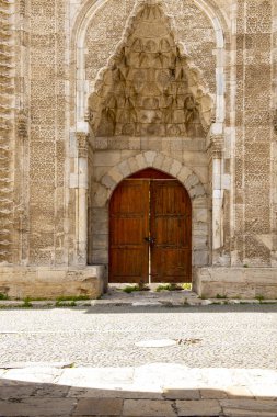 Cifte Minareli Medrese (Double Minaret Thelogical School). Yapı şehir merkezinde yer almaktadır. Yapı, Anadolu 'daki diğer ilahiyat okulları arasında en büyük portala sahip. Sivas .