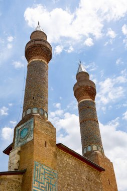 Cifte Minareli Medrese (Double Minaret Thelogical School). Yapı şehir merkezinde yer almaktadır. Yapı, Anadolu 'daki diğer ilahiyat okulları arasında en büyük portala sahip. Sivas .