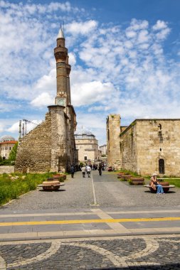 Cifte Minareli Medrese (Double Minaret Thelogical School). Yapı şehir merkezinde yer almaktadır. Yapı, Anadolu 'daki diğer ilahiyat okulları arasında en büyük portala sahip. Sivas .