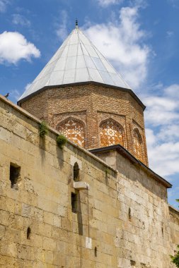 Cifte Minareli Medrese (Double Minaret Thelogical School). Yapı şehir merkezinde yer almaktadır. Yapı, Anadolu 'daki diğer ilahiyat okulları arasında en büyük portala sahip. Sivas .