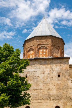 Cifte Minareli Medrese (Double Minaret Thelogical School). Yapı şehir merkezinde yer almaktadır. Yapı, Anadolu 'daki diğer ilahiyat okulları arasında en büyük portala sahip. Sivas .