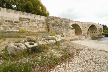 Aspendos 'taki Seljuk Köprüsü. Eurymedon Köprüsü. Aspendos Yolu Belkis Mevkii. Hindi. Çarpık köprü. Güney Anadolu, Pamphylia 'da Aspendos yakınlarındaki Koprucay (Euremedon) Nehri üzerindeki köprü 