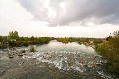 Aspendos 'taki Seljuk Köprüsü. Eurymedon Köprüsü. Aspendos Yolu Belkis Mevkii. Hindi. Çarpık köprü. Güney Anadolu, Pamphylia 'da Aspendos yakınlarındaki Koprucay (Euremedon) Nehri üzerindeki köprü 