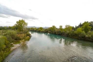 Aspendos 'taki Seljuk Köprüsü. Eurymedon Köprüsü. Aspendos Yolu Belkis Mevkii. Hindi. Çarpık köprü. Güney Anadolu, Pamphylia 'da Aspendos yakınlarındaki Koprucay (Euremedon) Nehri üzerindeki köprü 