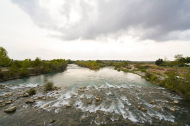 Aspendos 'taki Seljuk Köprüsü. Eurymedon Köprüsü. Aspendos Yolu Belkis Mevkii. Hindi. Çarpık köprü. Güney Anadolu, Pamphylia 'da Aspendos yakınlarındaki Koprucay (Euremedon) Nehri üzerindeki köprü 