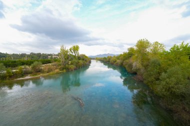Aspendos 'taki Seljuk Köprüsü. Eurymedon Köprüsü. Aspendos Yolu Belkis Mevkii. Hindi. Çarpık köprü. Güney Anadolu, Pamphylia 'da Aspendos yakınlarındaki Koprucay (Euremedon) Nehri üzerindeki köprü 