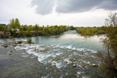 Aspendos 'taki Seljuk Köprüsü. Eurymedon Köprüsü. Aspendos Yolu Belkis Mevkii. Hindi. Çarpık köprü. Güney Anadolu, Pamphylia 'da Aspendos yakınlarındaki Koprucay (Euremedon) Nehri üzerindeki köprü 
