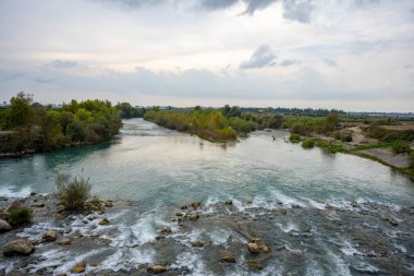Aspendos 'taki Seljuk Köprüsü. Eurymedon Köprüsü. Aspendos Yolu Belkis Mevkii. Hindi. Çarpık köprü. Güney Anadolu, Pamphylia 'da Aspendos yakınlarındaki Koprucay (Euremedon) Nehri üzerindeki köprü 