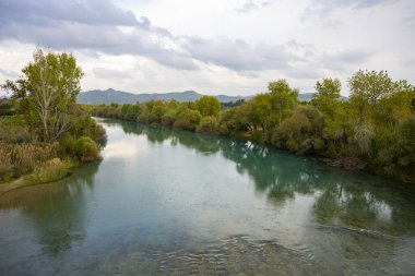 Aspendos 'taki Seljuk Köprüsü. Eurymedon Köprüsü. Aspendos Yolu Belkis Mevkii. Hindi. Çarpık köprü. Güney Anadolu, Pamphylia 'da Aspendos yakınlarındaki Koprucay (Euremedon) Nehri üzerindeki köprü 