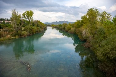 Aspendos 'taki Seljuk Köprüsü. Eurymedon Köprüsü. Aspendos Yolu Belkis Mevkii. Hindi. Çarpık köprü. Güney Anadolu, Pamphylia 'da Aspendos yakınlarındaki Koprucay (Euremedon) Nehri üzerindeki köprü 