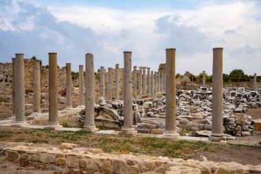 Antik Kenar Kenti. İskele. Yarımada. Hindi. Manavgat. Antalya. Türkiye 'nin en büyük amfitiyatrosu. Antik şehrin ana caddesi. Akdeniz. 