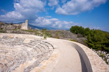Bir Opramoas anıtı, su kemeri, küçük bir tiyatro, bir Asclepius tapınağı, lahit ve antik Lycia 'da bir şehir olan Rhodiapolis' ten gelen kiliselerin kalıntıları. Bugün Kumluca 'da yer almaktadır.