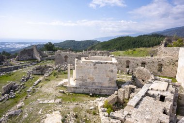 Bir Opramoas anıtı, su kemeri, küçük bir tiyatro, bir Asclepius tapınağı, lahit ve antik Lycia 'da bir şehir olan Rhodiapolis' ten gelen kiliselerin kalıntıları. Bugün Kumluca 'da yer almaktadır.