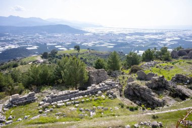 Bir Opramoas anıtı, su kemeri, küçük bir tiyatro, bir Asclepius tapınağı, lahit ve antik Lycia 'da bir şehir olan Rhodiapolis' ten gelen kiliselerin kalıntıları. Bugün Kumluca 'da yer almaktadır.