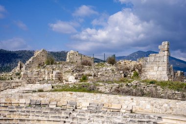 Bir Opramoas anıtı, su kemeri, küçük bir tiyatro, bir Asclepius tapınağı, lahit ve antik Lycia 'da bir şehir olan Rhodiapolis' ten gelen kiliselerin kalıntıları. Bugün Kumluca 'da yer almaktadır.