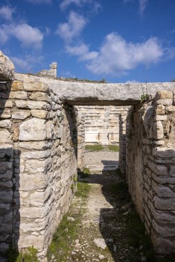 Bir Opramoas anıtı, su kemeri, küçük bir tiyatro, bir Asclepius tapınağı, lahit ve antik Lycia 'da bir şehir olan Rhodiapolis' ten gelen kiliselerin kalıntıları. Bugün Kumluca 'da yer almaktadır.