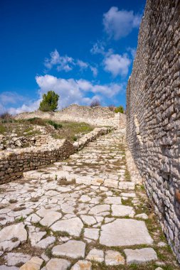 Bir Opramoas anıtı, su kemeri, küçük bir tiyatro, bir Asclepius tapınağı, lahit ve antik Lycia 'da bir şehir olan Rhodiapolis' ten gelen kiliselerin kalıntıları. Bugün Kumluca 'da yer almaktadır.