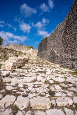 Bir Opramoas anıtı, su kemeri, küçük bir tiyatro, bir Asclepius tapınağı, lahit ve antik Lycia 'da bir şehir olan Rhodiapolis' ten gelen kiliselerin kalıntıları. Bugün Kumluca 'da yer almaktadır.