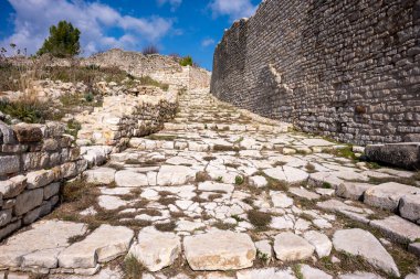 Bir Opramoas anıtı, su kemeri, küçük bir tiyatro, bir Asclepius tapınağı, lahit ve antik Lycia 'da bir şehir olan Rhodiapolis' ten gelen kiliselerin kalıntıları. Bugün Kumluca 'da yer almaktadır.