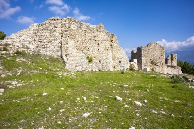 Bir Opramoas anıtı, su kemeri, küçük bir tiyatro, bir Asclepius tapınağı, lahit ve antik Lycia 'da bir şehir olan Rhodiapolis' ten gelen kiliselerin kalıntıları. Bugün Kumluca 'da yer almaktadır.